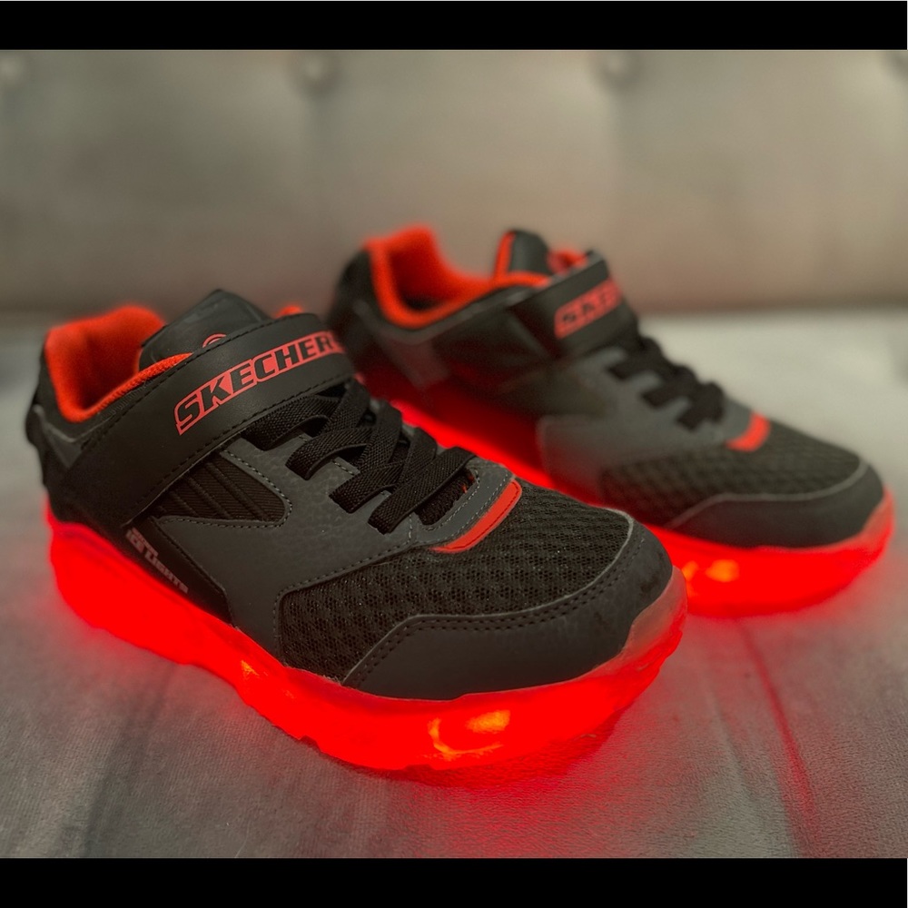 BOYS SKECHERS Light Up SHOES 👟